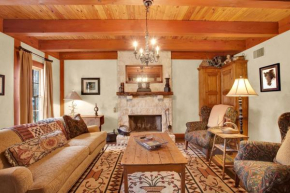 Luxury and Location 1 Block to Main St with Hot tub and Firepit